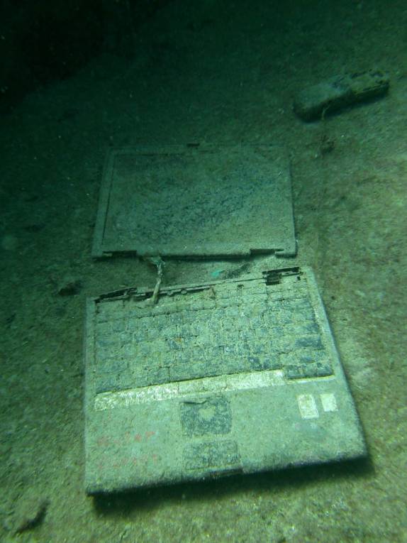 Lap top na cabina de barco afundado no litoral sul de Bermuda. será que ainda funciona?